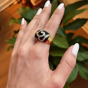 Gorgeous detailed ring